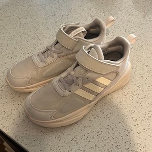 adidas size 6 grey/eggshell sneakers